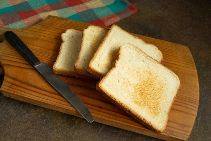 Подрумяниваем в тостере белый хлеб