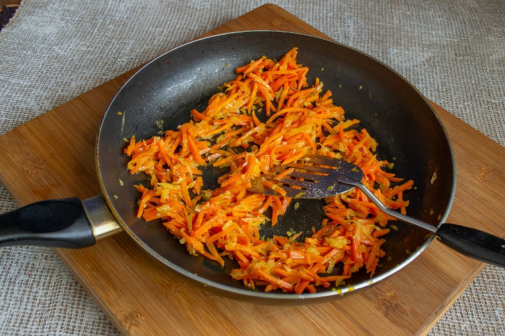 Обжариваем морковь с луком и чесноком