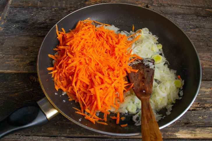 Добавляем морковку, солим и тушим 20 минут. В конце вливаем яблочный уксус, добавляем сахарный песок