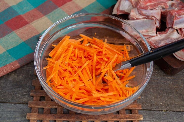 Нарезаем морковь тонкой соломкой