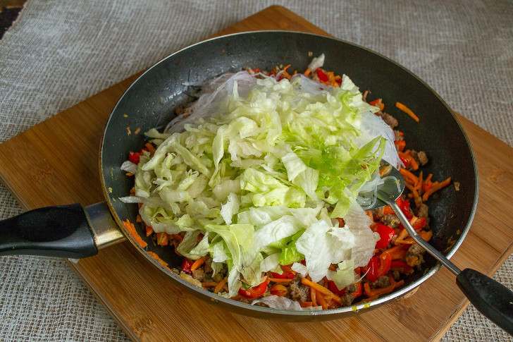 Добавляем порезанный салат