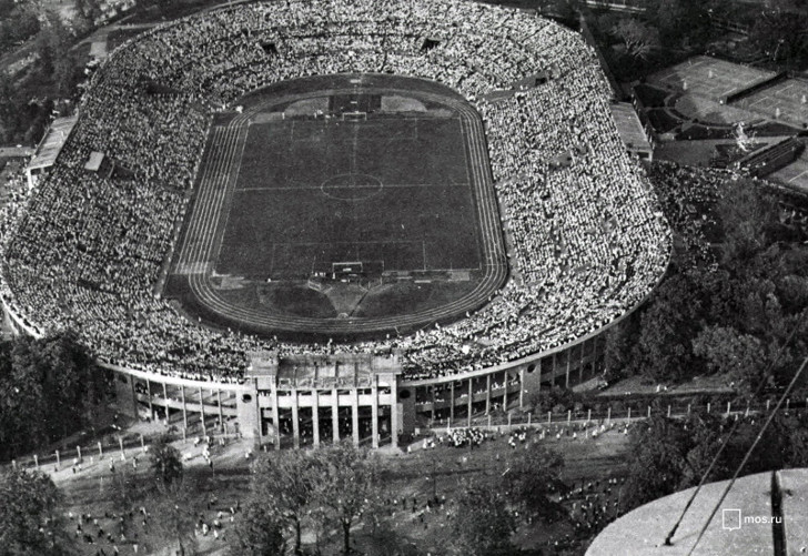 Вид с самолета на стадион «Динамо» во время футбольного матча. Автор неизвестен. 25 апреля 1950 года