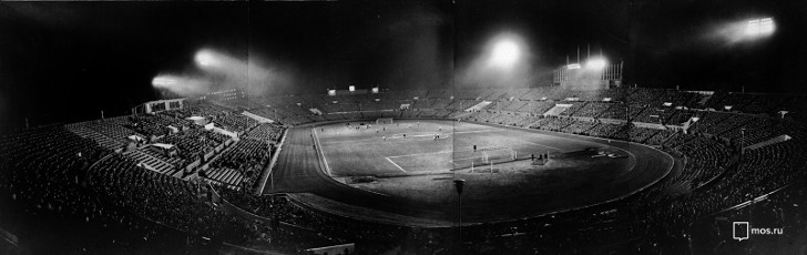 Стадион «Динамо» во время вечернего матча. Автор М. Озерский. Октябрь 1951 года 