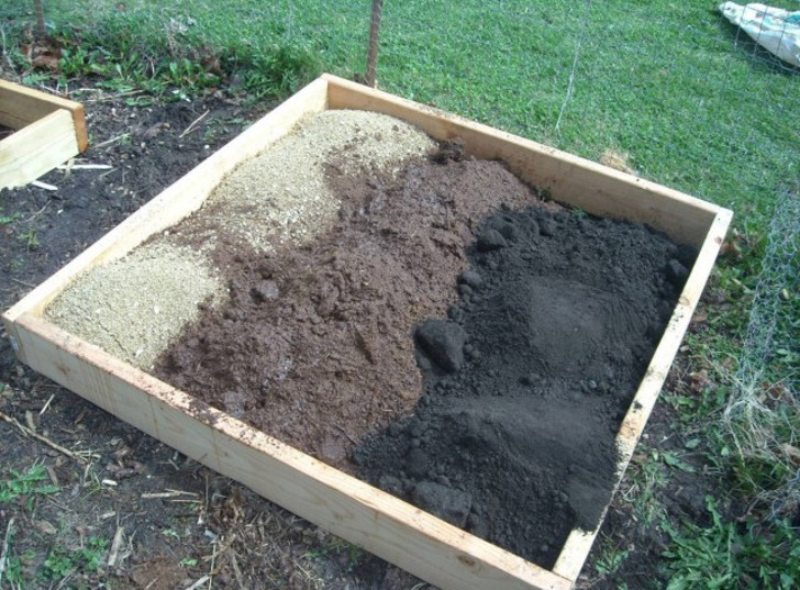 Торф лучше всего работает, как один из компонентов почвы, делая ее воздухо- и влагопроницаемой, структурной. © The Gardens