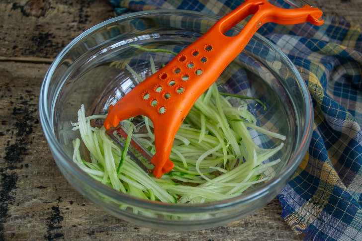 Счищаем с огурца кожицу и нарезаем тонкой соломкой