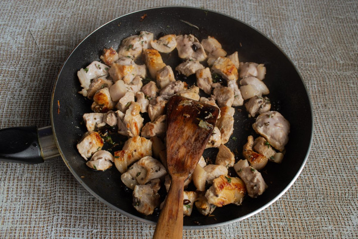 Мясо обжариваем, посыпаем солью и перцем, добавляем листики тимьяна