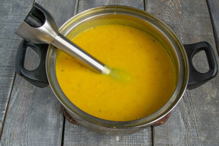 Прогреваем суп со сливками, не доводя до кипения