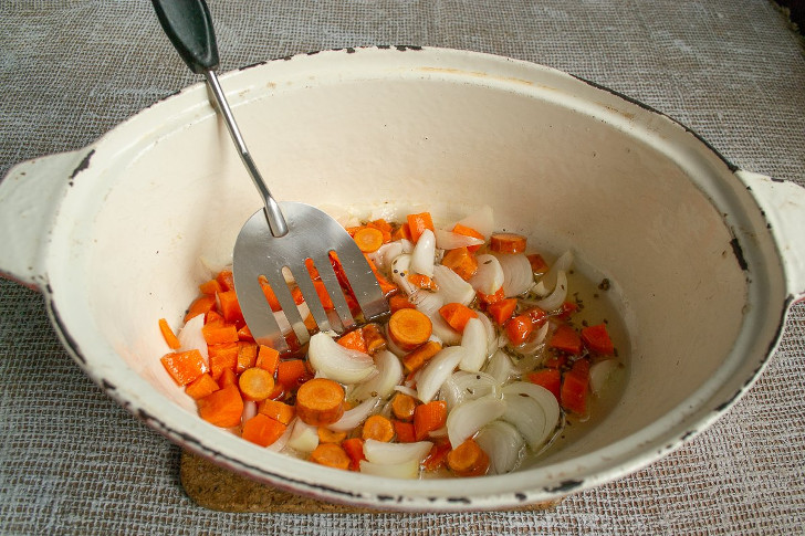 Добавляем лук и морковь в жаровню со специями