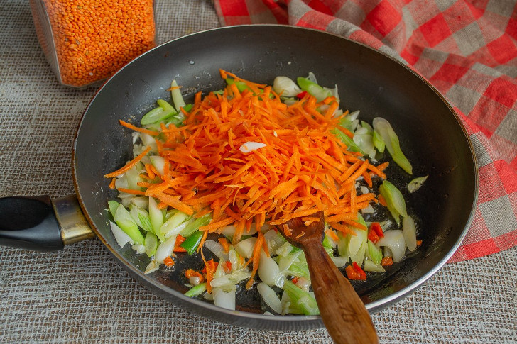 Добавляем морковь, обжариваем всё вместе 5 минут