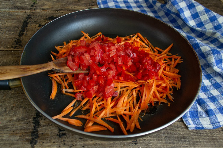 Добавляем нарезанные томаты