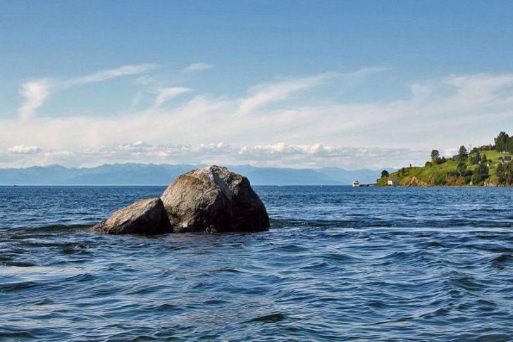Шаман-камень — заповедная скала у озера Байкал в истоке реки Ангары.