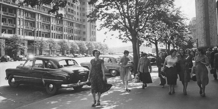 Улица Охотный Ряд. Автор Н. Рахманов. 15 мая 1957 года