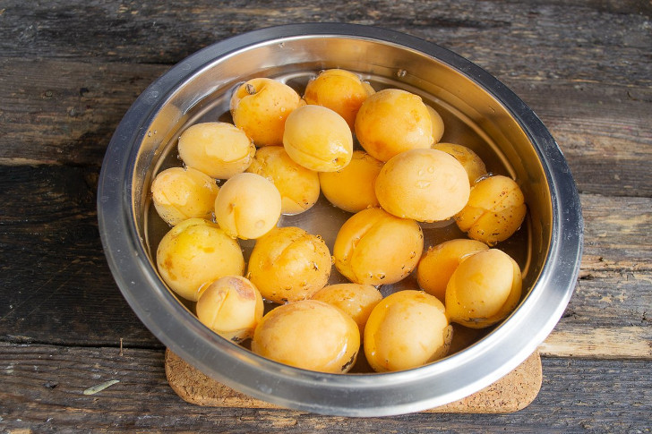 Оставляем абрикосы в кипятке на несколько минут. Перекладываем фрукты в ледяную воду