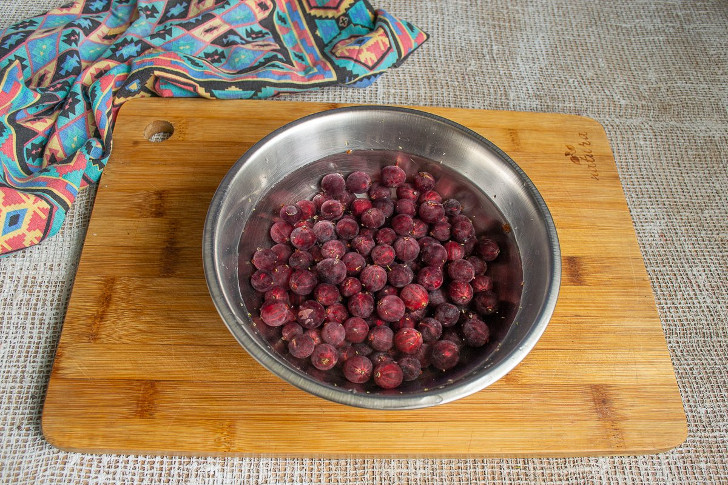 Оставляем ягоды в миске с водой на некоторое время, после снова промываем в дуршлаге