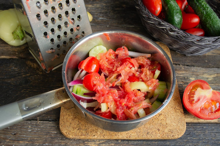 Натираем мякоть томатов на крупной тёрке прямо на овощи в кастрюлю