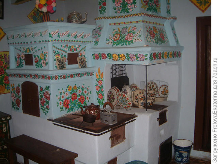 Декорированная посудой печь. Фото с сайта ideidetsploshad.info