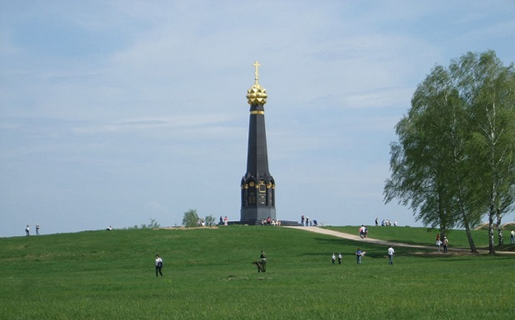  Бородинское поле. Главный монумент на месте, где была батарея Раевского (Фото: wikipedia.org)