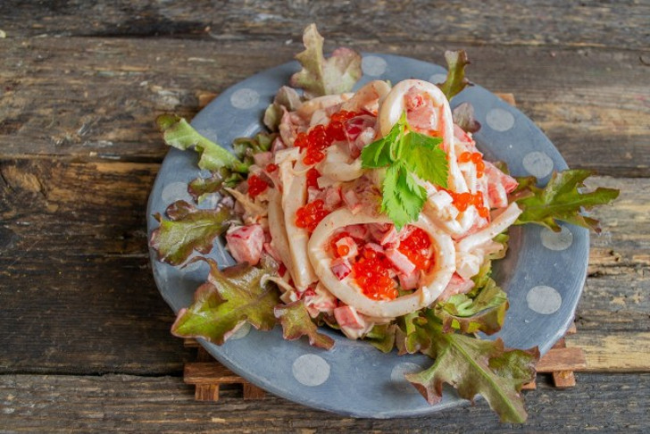 Украшаем салат «Красное море»