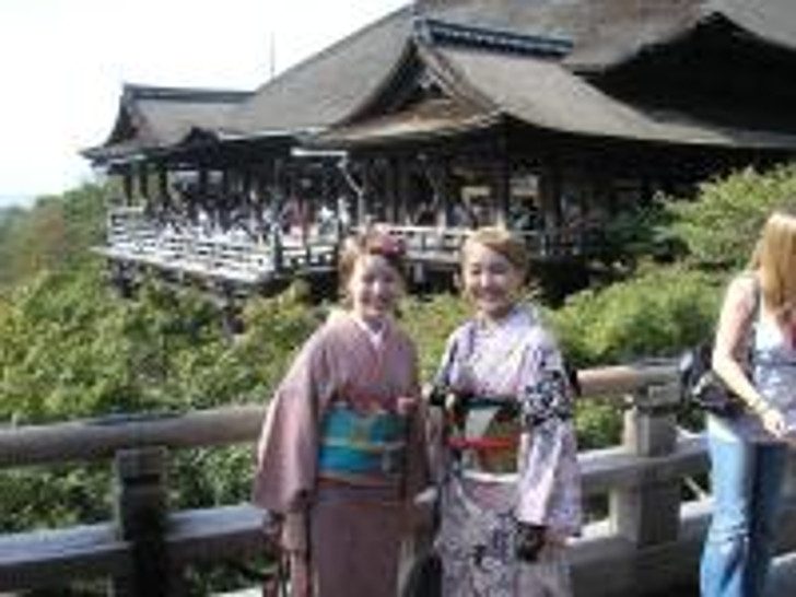 Молодые японки с удовольствием носят кимоно в современном стиле (Фото: С.Фукути, calend.ru)