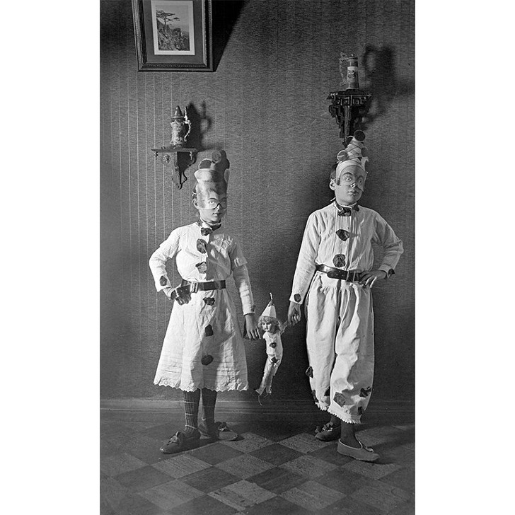 Миша и Таня Менкель в маскарадных костюмах. Автор Н. Щапов. 31 декабря 1909 года. Главархив Москвы 