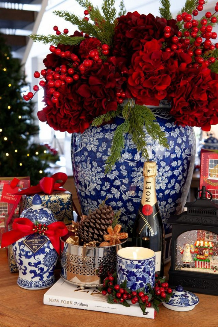 Новогодний букет с красными цветами. © decoratioon