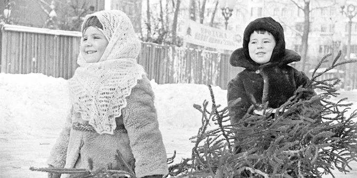 Маленькие покупатели новогодней елки А. Баскина и Н. Синицын. Автор В. Христофоров. 20 декабря 1967 года. Главархив Москвы 