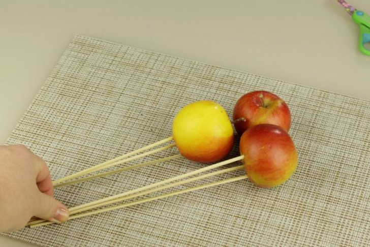 Каждое яблоко необходимо наколоть на три шпажки. © Оксана Гула