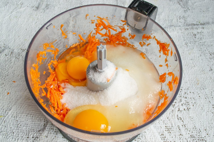 Разбиваем в чашу крупные куриные яйца, насыпаем щепотку соли