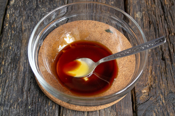 Наливаем в миску соевый соус, добавляем жидкий мёд
