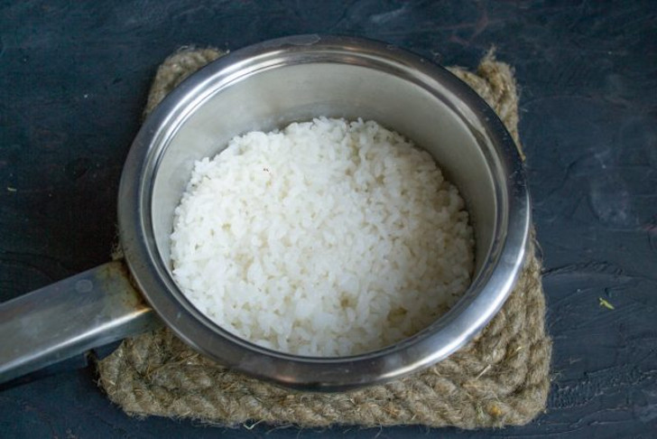Готовим рис, укутываем и оставляем на 10 минут