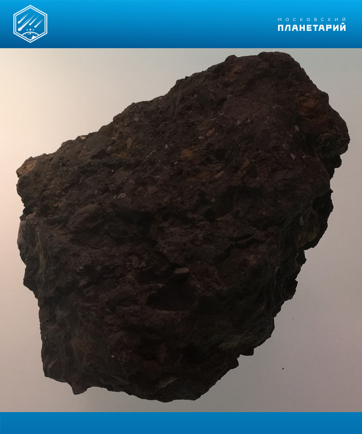  Карский метеоритный кратер. Аллогенная брекчия (зювит), 10х15 см, масса 445 г. Метеоритная коллекция Московского Планетария, № 100. 