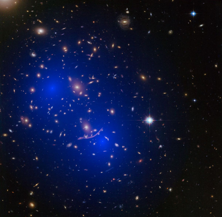  На изображении, полученном по программе Hubble Ultra Deep Field, видны сотни галактик, самые красные и тусклые образовались всего через 800 млн лет после Большого взрыва 