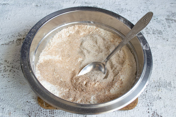 Добавляем мелкую соль, неферментированный ржаной солод, пшеничные отруби и тщательно перемешиваем