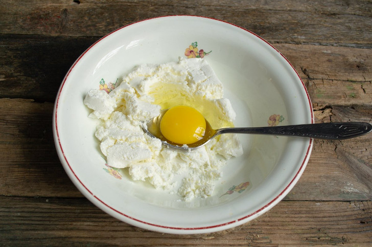 Разбиваем куриное яйцо, добавляем щепотку мелкой поваренной соли