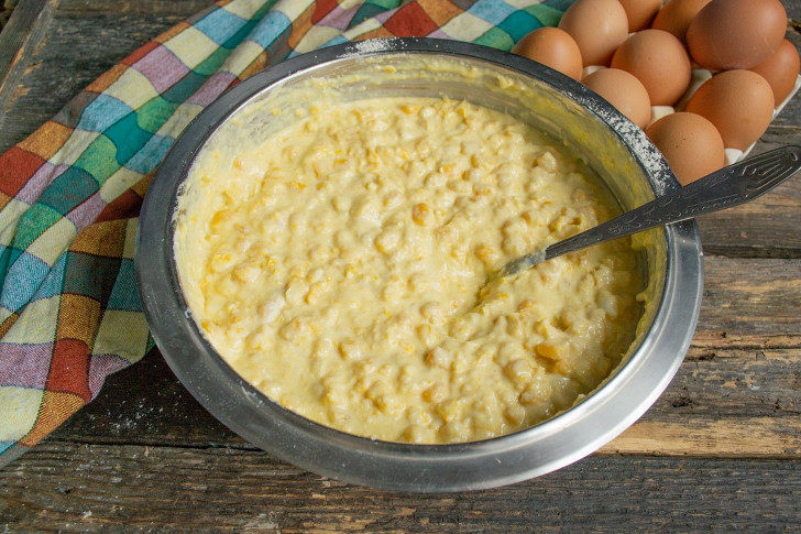 Разбиваем в миску яйца, добавляем растопленное сливочное масло, перемешиваем ингредиенты