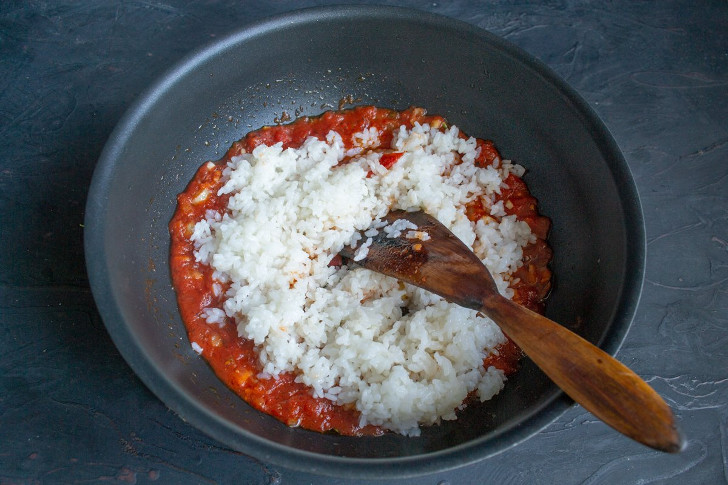 В готовый соус кладём варёный рис