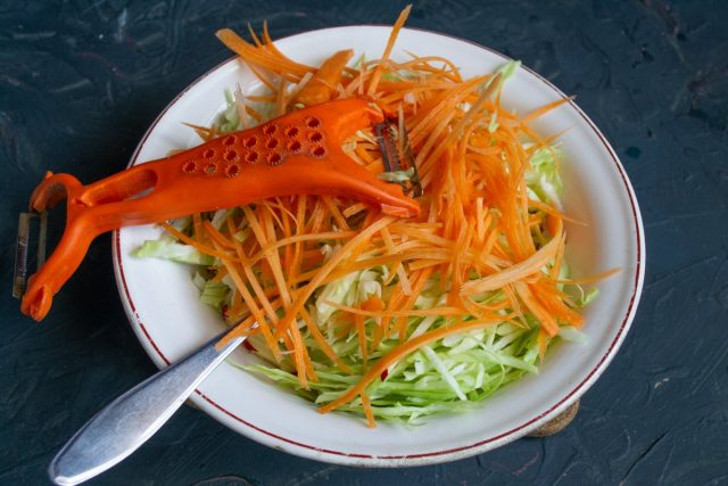 Добавляем морковные стружки к остальным овощам