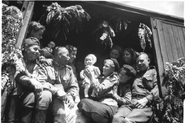 Наталья Боде «Советские солдаты с Победой отправляются домой из Берлина»