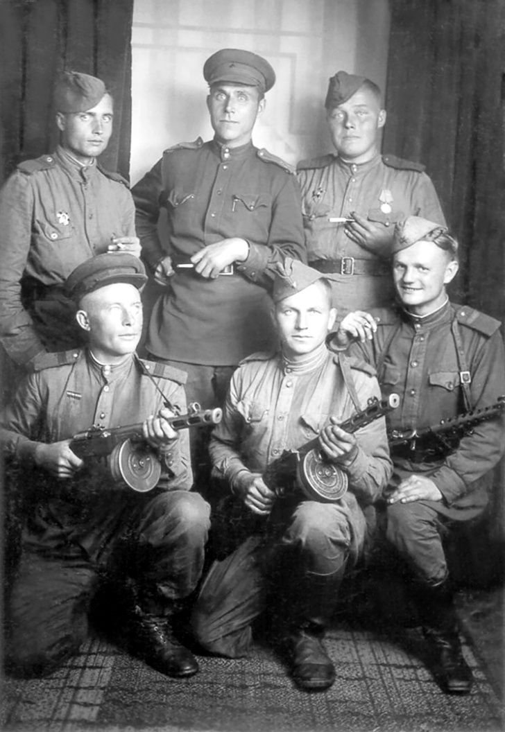 Константин Порцевский с однополчанами 1941г. 