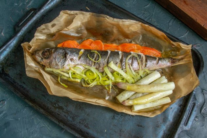 Диетическая рыба с овощами в духовке готова