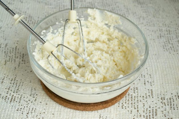 Взбиваем сыр с сахарной пудрой 2-3 минуты, перекладываем взбитый крем в кондитерский мешок с насадкой