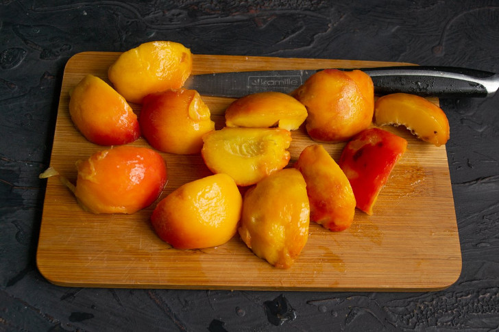 Очищенные от кожицы фрукты разрезаем на четыре части или пополам, достаём косточки