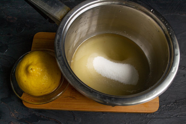 В сотейник насыпаем сахарный песок, наливаем воду, выжимаем сок из лимона