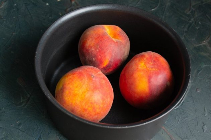 В кипящую воду кладём персики на 1 минуту