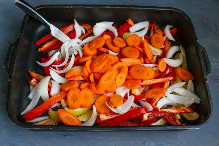 Нарезаем морковку тонкими кружочками, добавляем к остальным ингредиентам