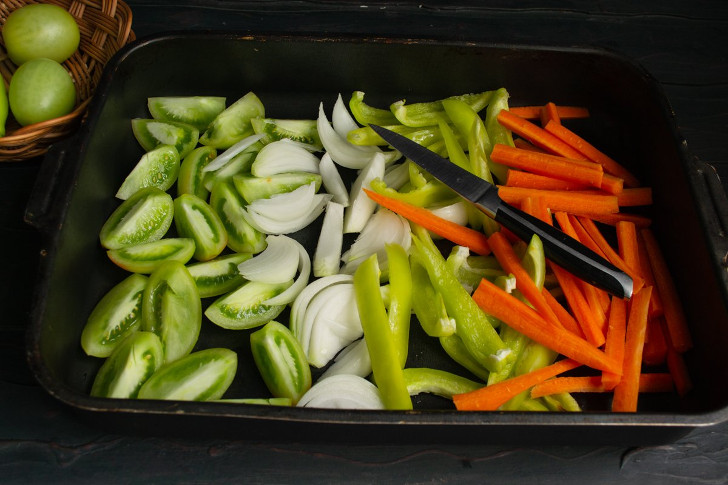 Нарезаем морковь и добавляем к остальным ингредиентам
