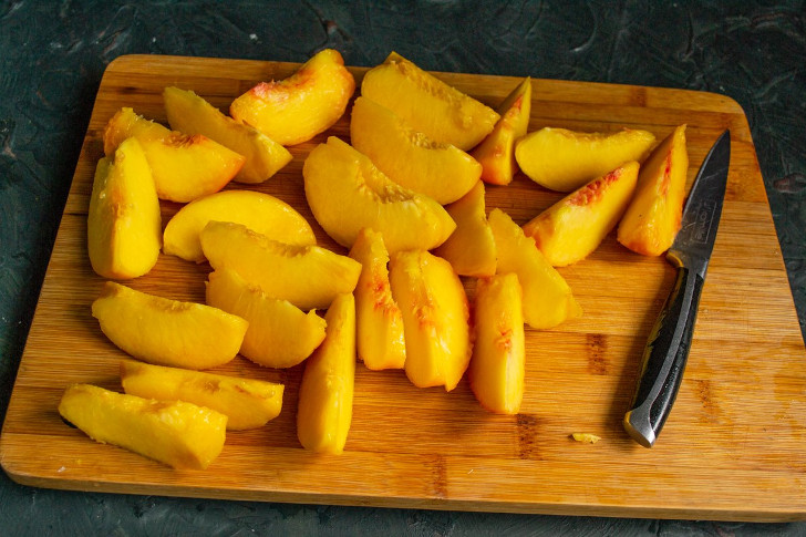 Нарезаем очищенные персики толстыми дольками