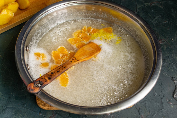 Добавляем нарезанный мандарин и лимонную цедру