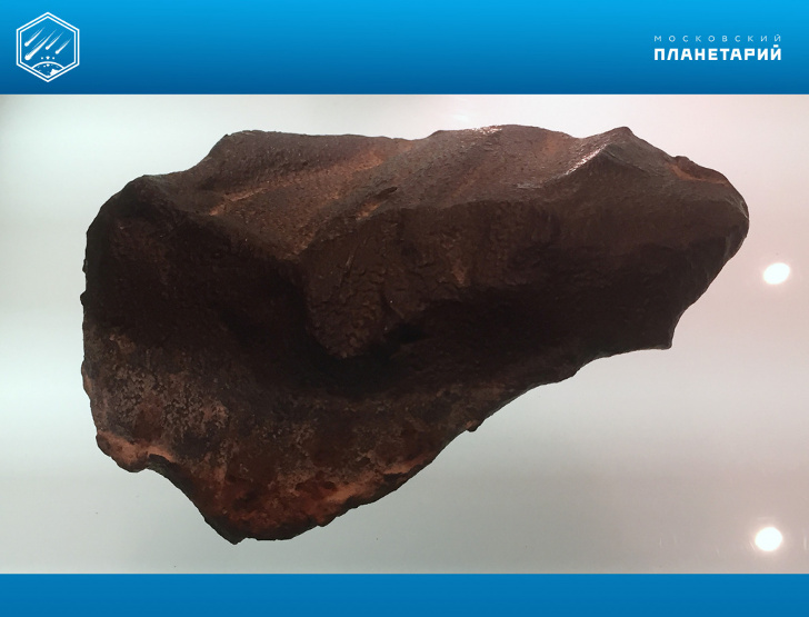  Железный метеорит (атаксит) Gebel Kamil, находка 2009 г., Египет, размер 12х10х3 см, масса 1600 г. Метеоритная коллекция Московского Планетария, № 50 