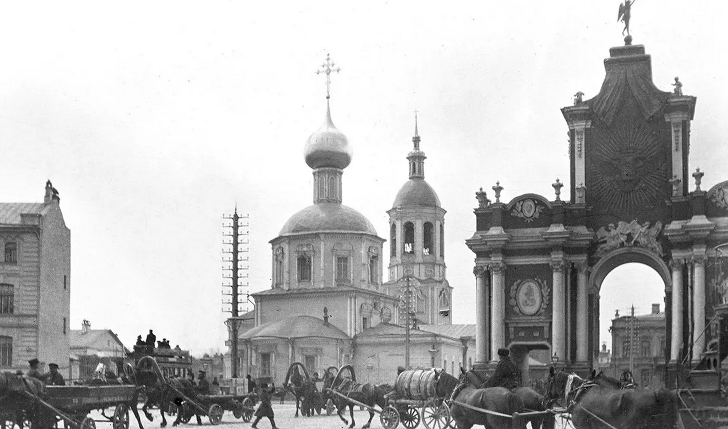 Вид на Красные ворота. Автор Н. Щапов. Апрель 1902 года. Главархив Москвы